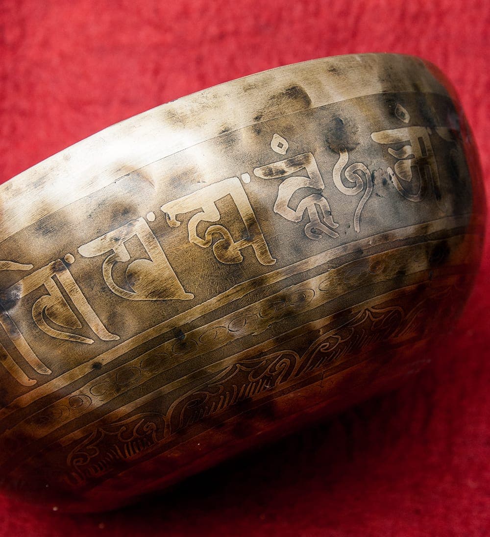 Tibetan antique singing bowl [Scale: E] - 5