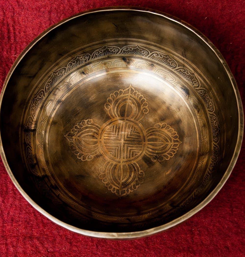 Tibetan antique singing bowl [Scale: E] - 4