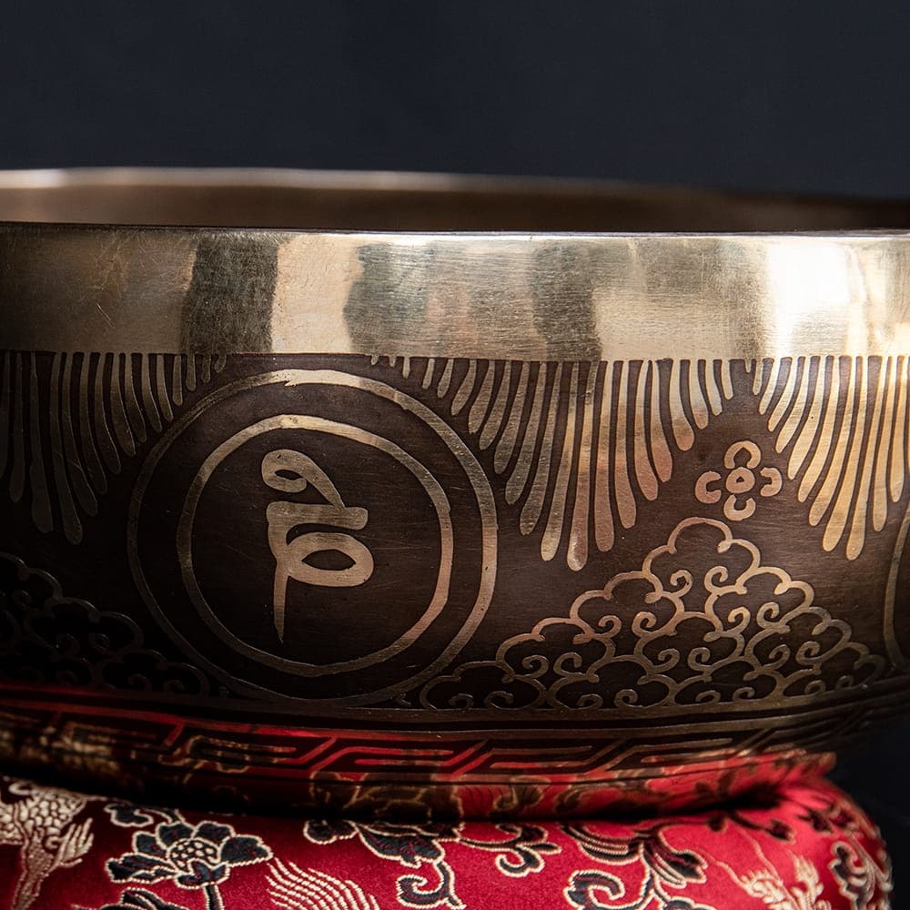 Tibetan antique singing bowl [Scale: A] - 5