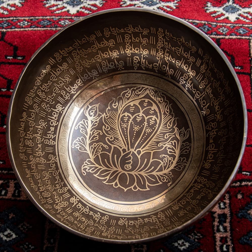 Tibetan antique singing bowl [Scale: A] - 4