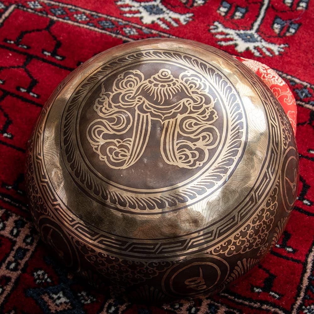 Tibetan antique singing bowl [Scale: A] - 3