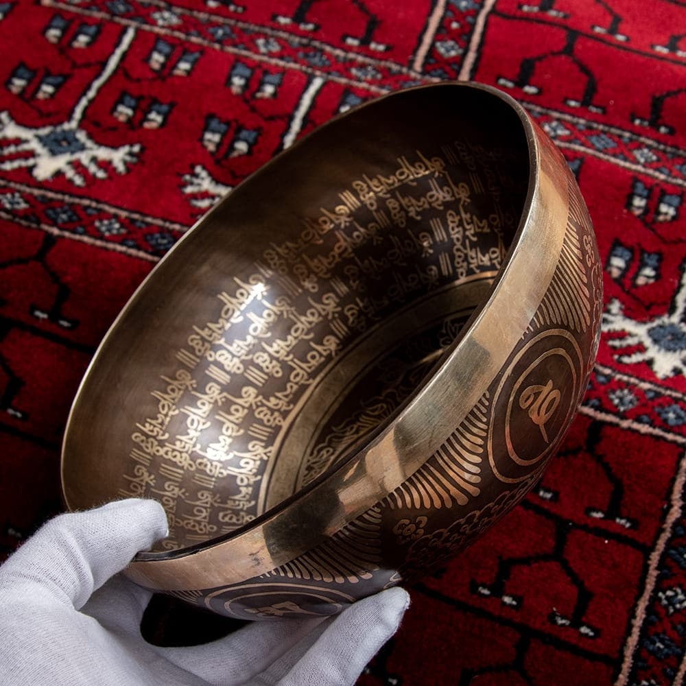 Tibetan antique singing bowl [Scale: A] - 2